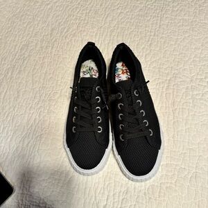 NWT Blowfish Weave Knit Design Sneaker